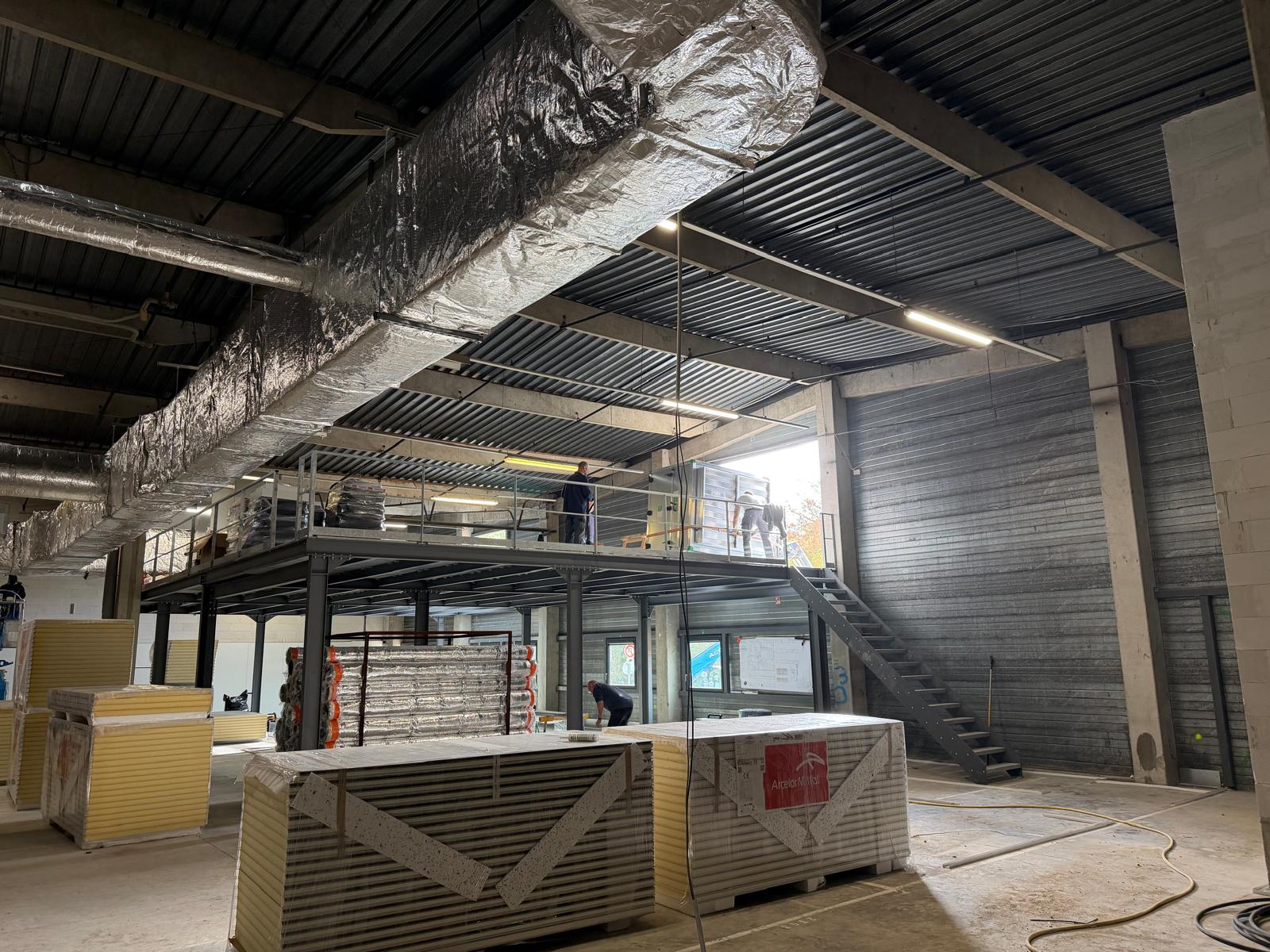 Gaines isolées et mezzanine technique à l’intérieur du bâtiment de Gondreville